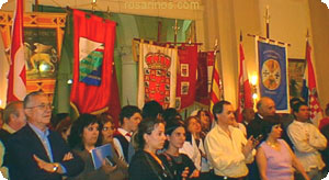 Algunos estandartes de las colectividades participantes