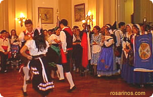 Luego de los discursos varias delegaciones agasajaron a los presentes con bailes típicos, además de los tradicionales bocaditos de esta reunión de prensa.