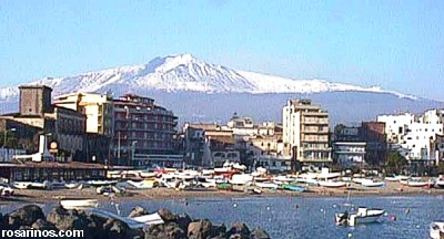 De fondo el volcán Etna.