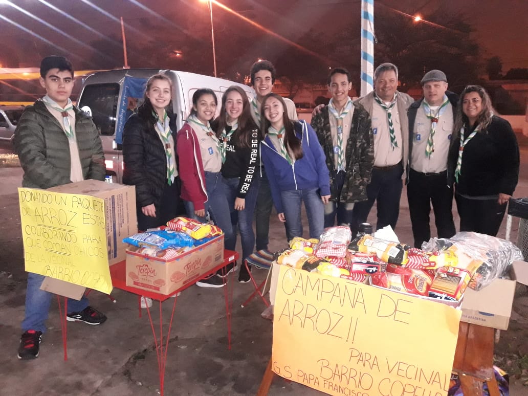 Scouts entregaron 71 kilos de arroz al comedor de Barrio Copello