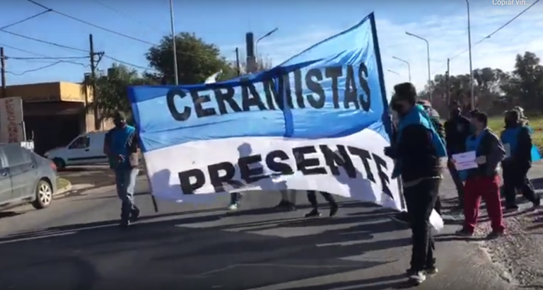 Multitudinaria movilización en las calles de Capitán Bermúdez para pedir la continuidad de la ex Verbano