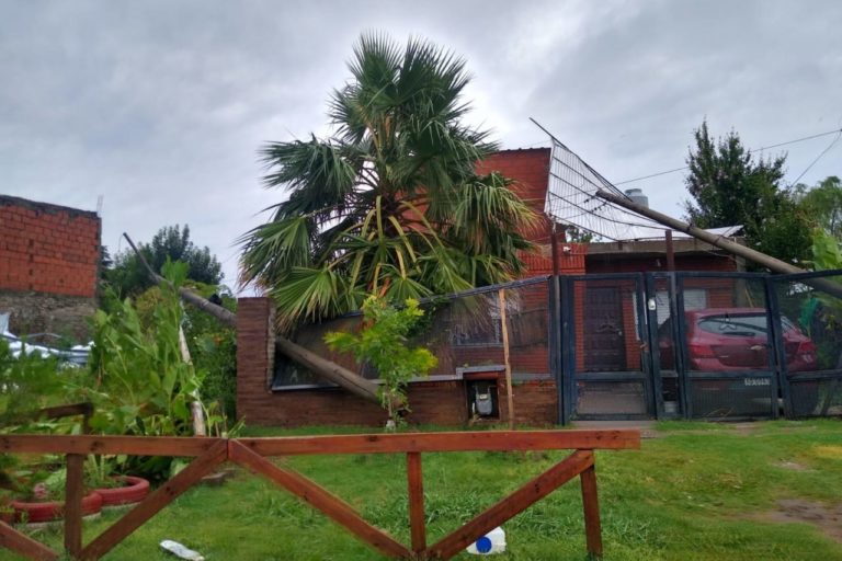 Fuerte tormenta azotó varias localidades del cordón industrial. Apagón y destrozos