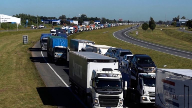 FETRA lanzó un Paro de transporte de granos. Anuncian cortes de rutas y accesos a los puertos