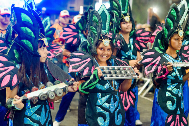 Los Palmeras y Ángela Leiva coronaron la última noche de los carnavales más populares de la región