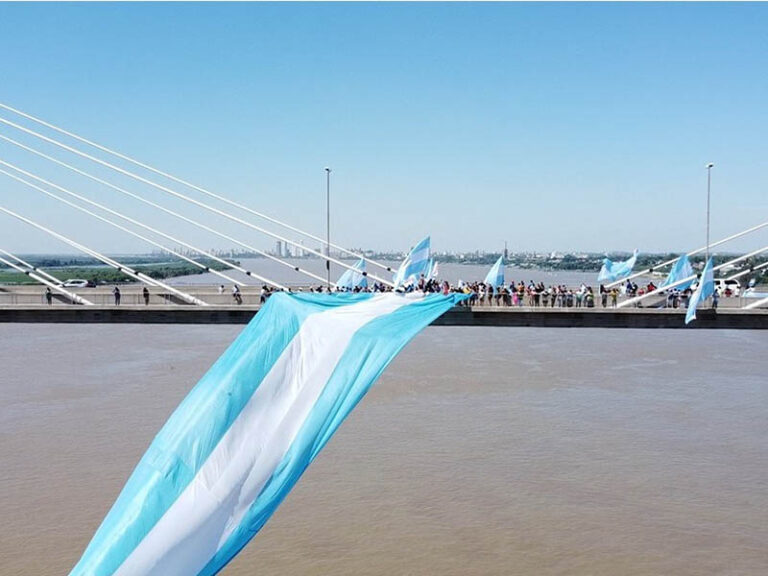 Por la soberanía del Río Paraná y el canal Magdalena, banderazo en el puente Rosario-Victoria