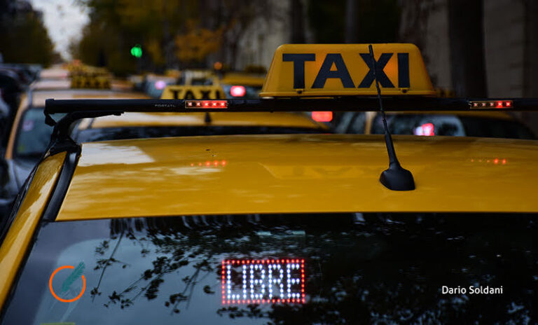 Taxistas piden acelerar el aumento de tarifa: denuncian que el sueldo de choferes ronda los 0.000