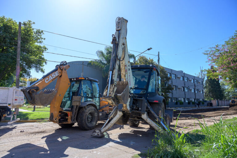 La Municipalidad de San Lorenzo elimina zanjas en barrio Del Combate