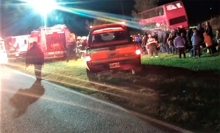 Cinco muertos al chocar un micro con un camión en la ruta 34