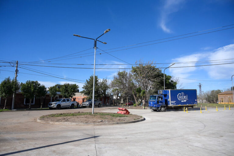 La Municipalidad construyó una rotonda y obras complementarias para ordenar el tránsito en un sector donde confluyen cuatro barrios