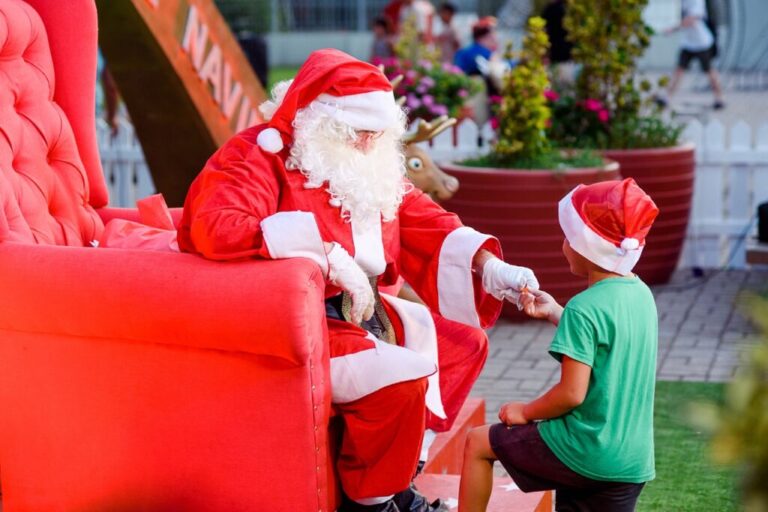 Más de 2 mil personas pasaron por el Paseo del Pino para fotografiarse con Papá Noel