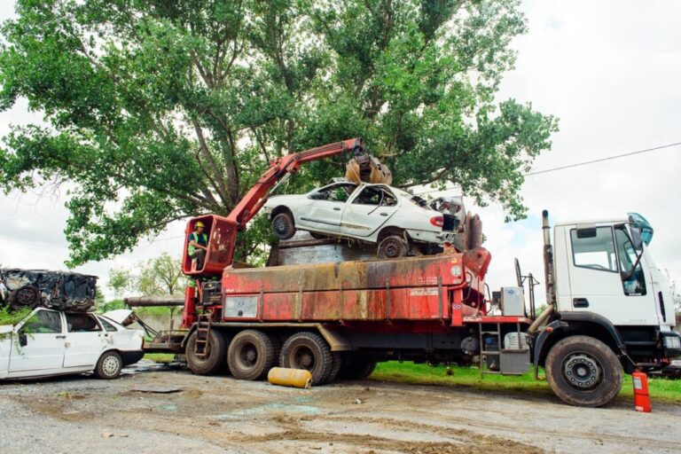 Comenzó la compactación de vehículos abandonados a beneficio de Cadi