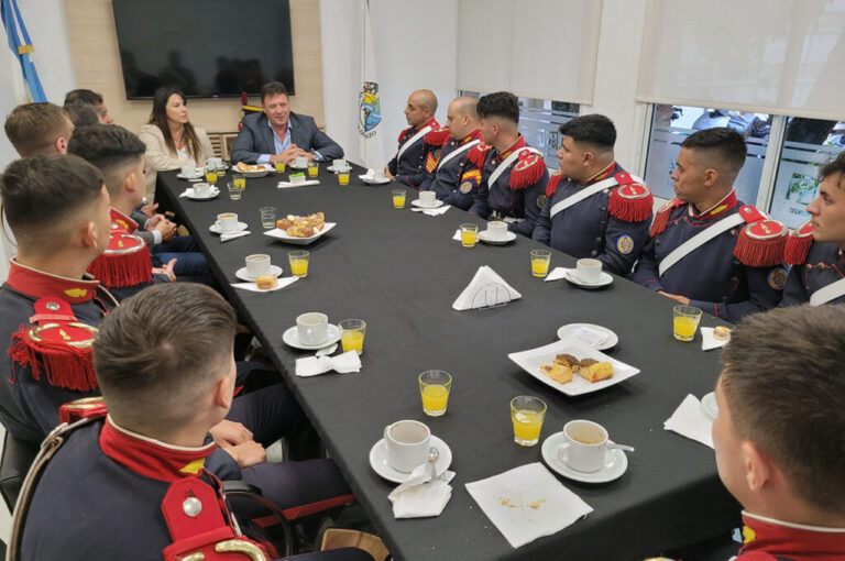 A 212 años de la creación del Regimiento de Granaderos, Raimundo recibió a los miembros del destacamento Campo de la Gloria