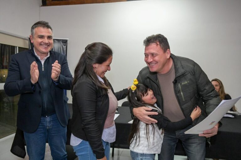 Familias de Bouchard y José Hernández recibieron las escrituras de sus viviendas, tramitadas por la Municipalidad