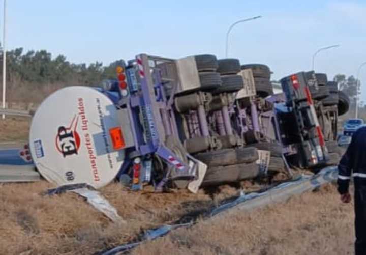 Volcó un camión tanque en la autopista a metros del acceso sur a San Lorenzo