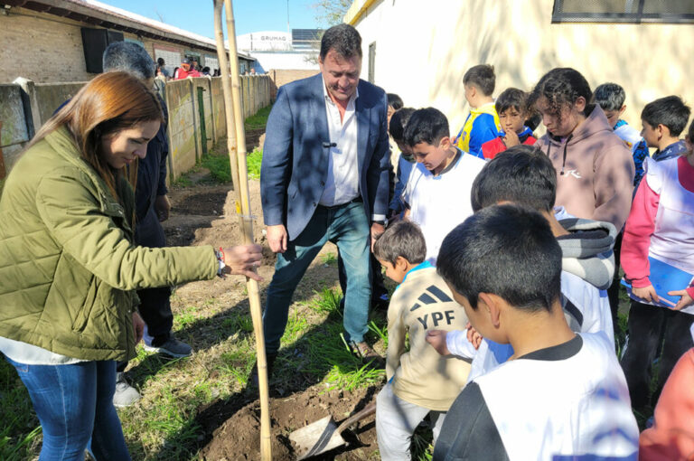 En el marco del Día del Árbol, la Municipalidad planta ejemplares en escuelas de la ciudad