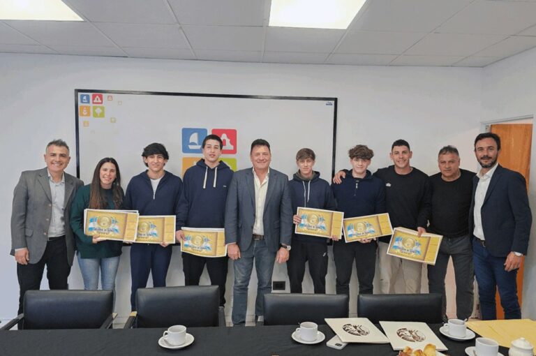 Raimundo entregó un reconocimiento a alumnos del Colegio San Carlos que brillaron en torneo provincial de básquet 3×3