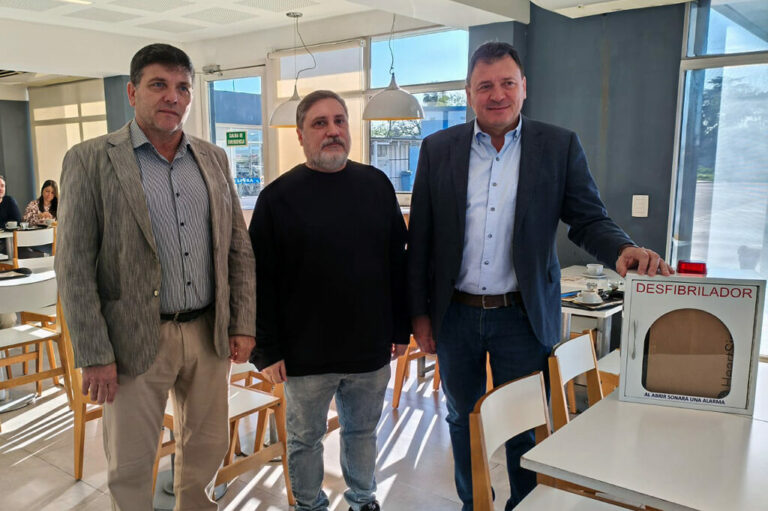 La Municipalidad incorporó un desfibrilador a la YPF de la ruta A012 La Municipalidad incorporó un desfibrilador a la YPF de la ruta A012