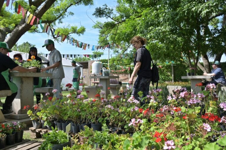 Los chicos del Vivero Inclusivo compartieron su producción para celebrar a mamá Los chicos del Vivero Inclusivo compartieron su producción para celebrar a mamá