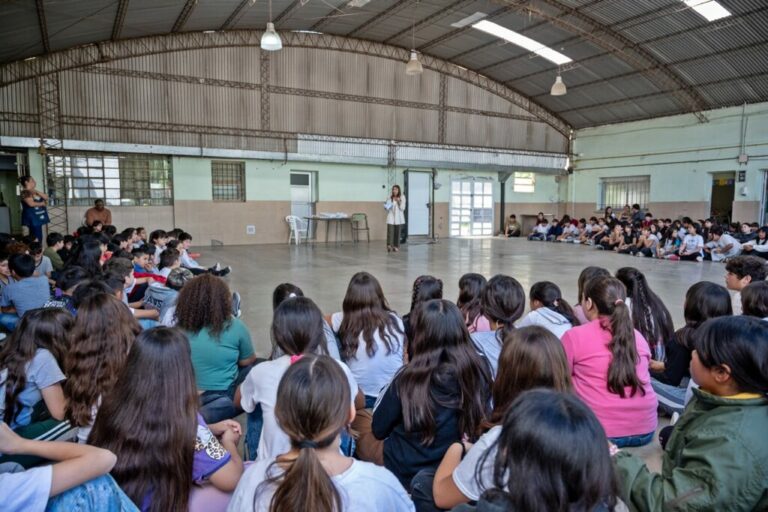 Prevención del dengue: la Municipalidad dicta charlas y entrega larvicidas en escuelas Prevención del dengue: la Municipalidad dicta charlas y entrega larvicidas en escuelas