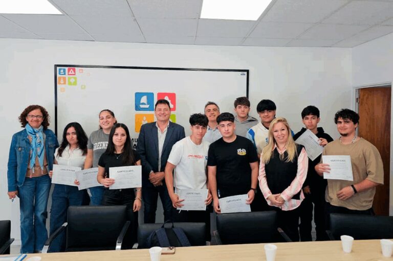 Alumnos del Colegio Santa Rosa realizaron pasantías en la Municipalidad de San Lorenzo Alumnos del Colegio Santa Rosa realizaron pasantías en la Municipalidad de San Lorenzo