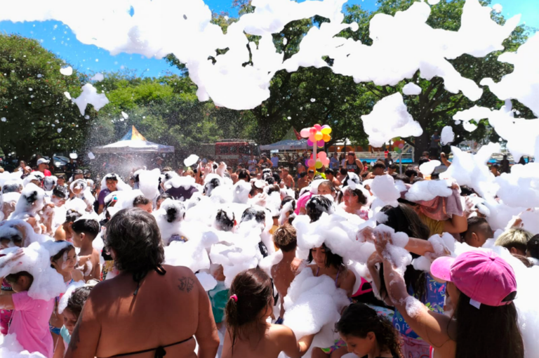 Con una gran fiesta de espuma, se cerró la primera etapa de la Colonia del Poli Municipal Con una gran fiesta de espuma, se cerró la primera etapa de la Colonia del Poli Municipal