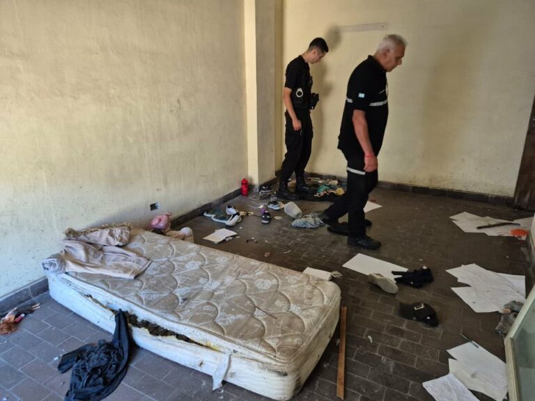 Rosario: Tras reclamos vecinales, sellaron un histórico inmueble del microcentro Rosario: Tras reclamos vecinales, sellaron un histórico inmueble del microcentro