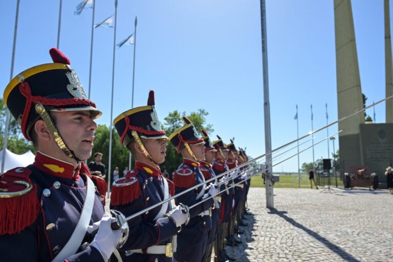 Con izamientos y un homenaje a los caídos, San Lorenzo empieza a conmemorar el combate de 1813 Con izamientos y un homenaje a los caídos, San Lorenzo empieza a conmemorar el combate de 1813