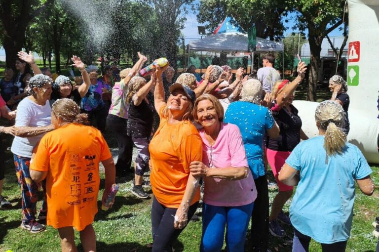Risas, música y espuma para despedir una temporada inolvidable en la Colonia de Adultos Mayores Risas, música y espuma para despedir una temporada inolvidable en la Colonia de Adultos Mayores