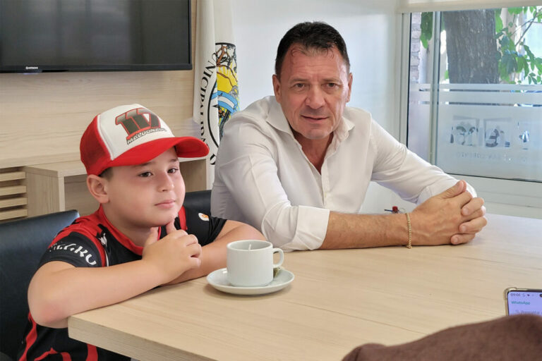 Raimundo recibió al niño Giovanni Maldonado, que se destaca en competencias de karting a nivel provincial