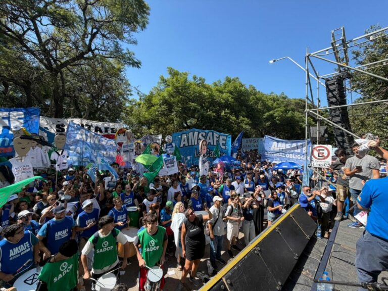 Paro docente y masiva marcha a la Legislatura provincial Paro docente y masiva marcha a la Legislatura provincial