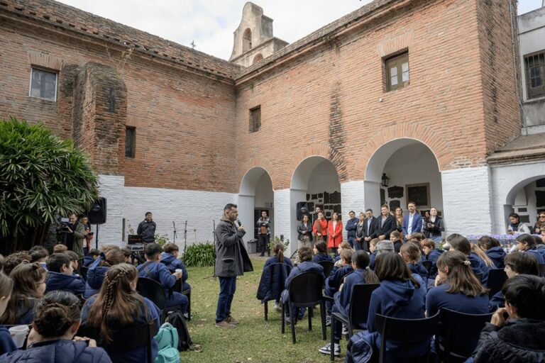 Raimundo distinguió a los estudiantes que impactaron al mundo con una emocionante canción Raimundo distinguió a los estudiantes que impactaron al mundo con una emocionante canción