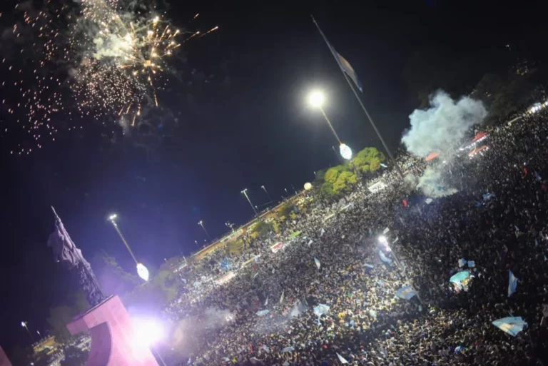 Impactante festejo rosarino en el Monumento: miles de personas llegaron para celebrar el triunfo de la Selección en una noche interminable Impactante festejo rosarino en el Monumento: miles de personas llegaron para celebrar el triunfo de la Selección en una noche interminable
