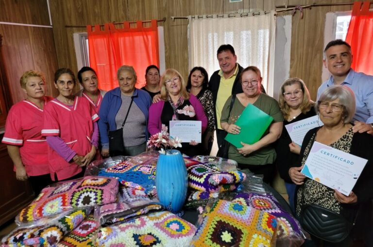 Entregaron al hogar Los Abuelos ropa de cama confeccionada por el equipo de tejido al crochet de barrio 2 de Abril