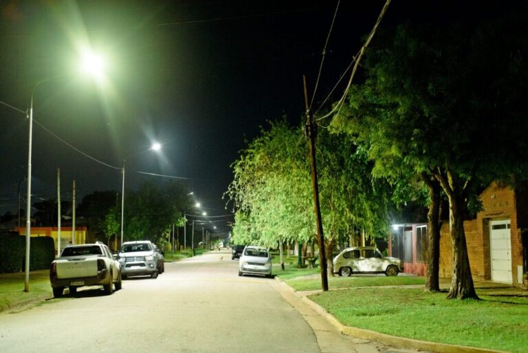 La Municipalidad activó luces led en 43 cuadras de barrio El Pino