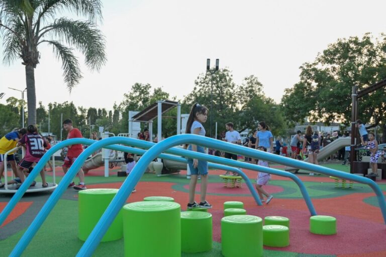 Los espacios públicos más equipados están en San Lorenzo: la plaza López sumó imponentes juegos y moderna iluminación